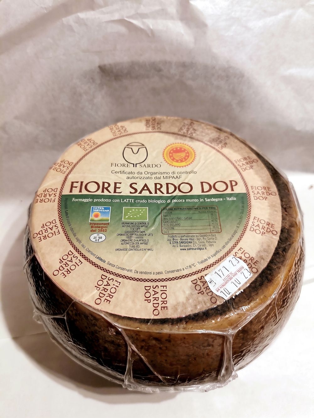 Ett hjul Fiore Sardo DOP med ysteriets etikett.