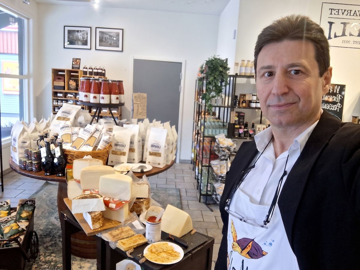 Giuseppe Roych vid disken under en provsmakning.